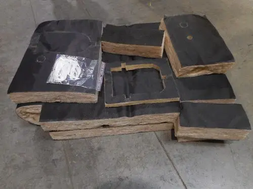 Remeha Isoliermaterial für Kesselkörper, bestehend aus verschiedenen Platten und Zubehörteilen, auf einem grauen Untergrund.
